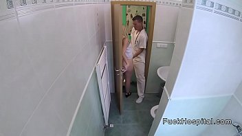 Возбуждённая молодуха в большой ванной занялась анальным порно с партнёром